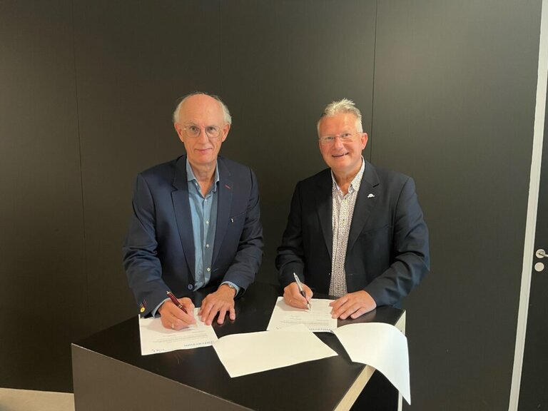 Paul Koopman (links) en Achim Sialino tekenen samenwerkingsovereenkomst